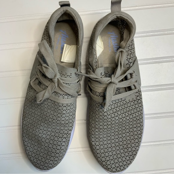 Austin Trading Co. Grey perforated casual sneakers - Picture 2 of 5